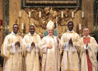 Da sinistra a destra: Rev. Emmanuel Marfo (Ghana), Rev. Benjamin N'gambi (Malawi), S. E. Mons. Angelo Vincenzo Zani, Rev. Petro Chacha (Tanzania), D. Javier Canosa (Rettore del Collegio Ecclesiastico Internazionale "Sedes Sapientiae")